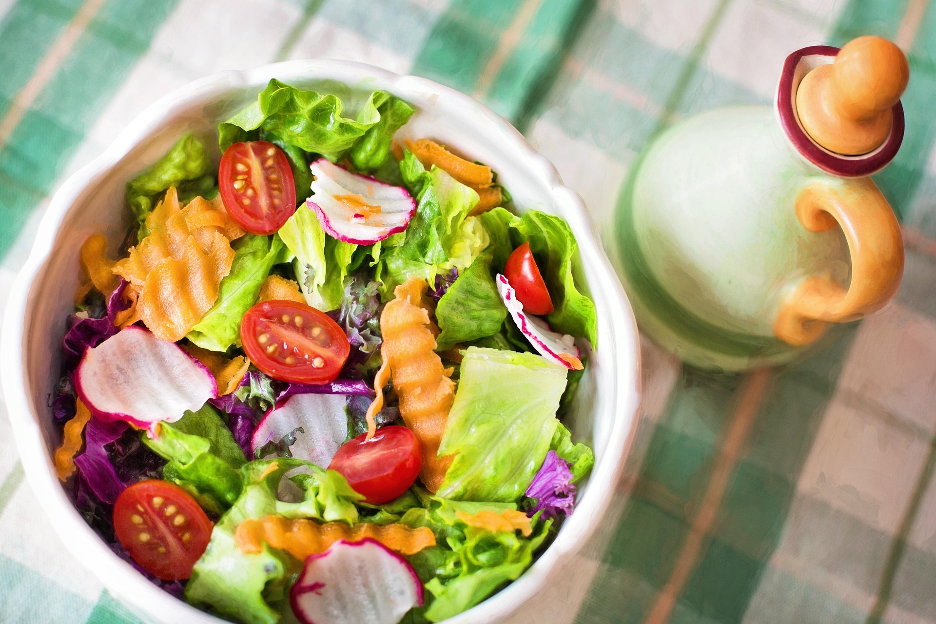 Salade de printemps aux légumes de saison et vinaigrette simple
